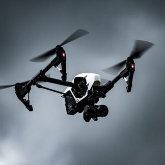 Drone lentämässä harmaalla taivaalla