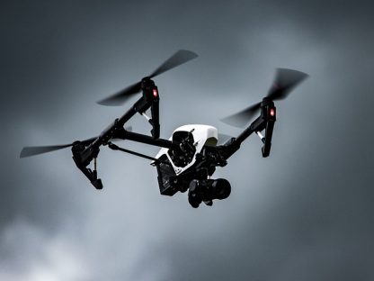 Drone lentämässä harmaalla taivaalla