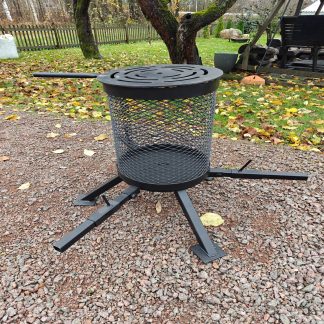 Musta reikäteräksestä tehty lieriö, jossa 4 jalkaa