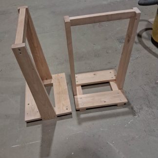 Puinen teline, jolla kannetaan polttopuita.